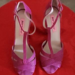 Betsey Johnson size 9 fuschia 4 inch heel shoes